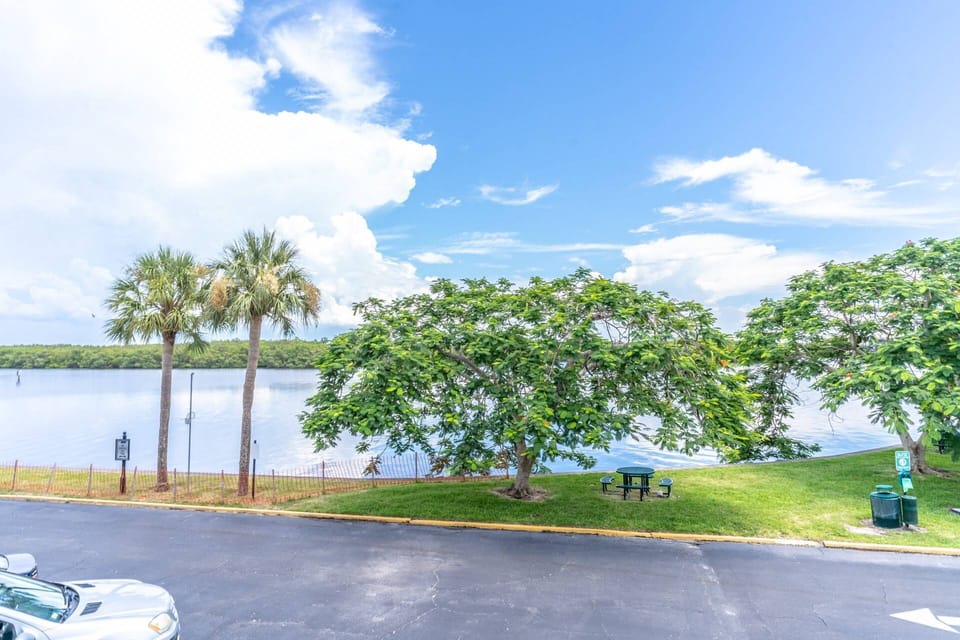 Room (201 Little Harbor Inn) | Exterior