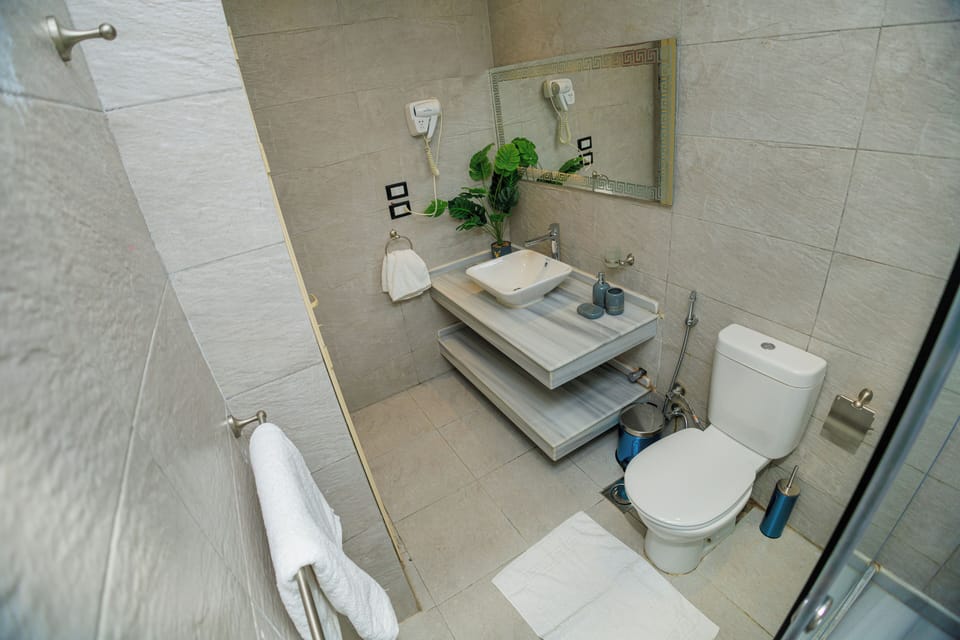 Deluxe Studio Suite | Bathroom | Deep soaking tub, hair dryer, towels