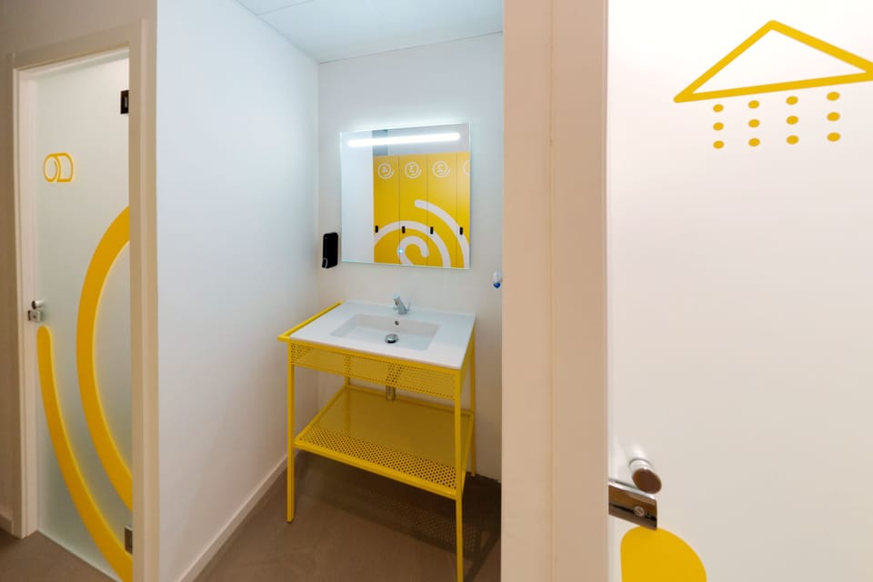 Basic Double Room | Bathroom | Free toiletries, hair dryer