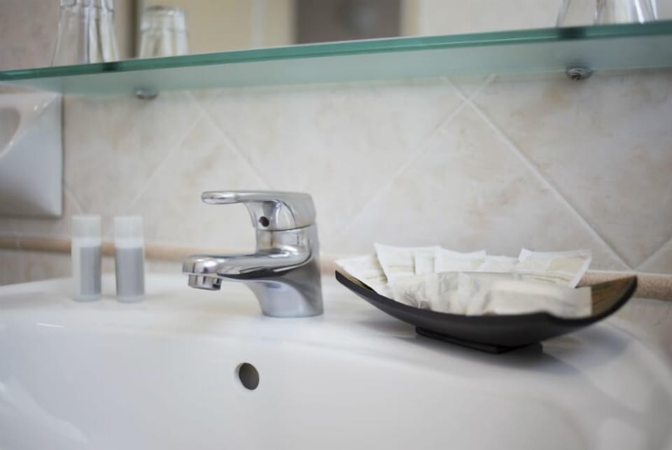 Deluxe Quadruple Room | Bathroom | Shower, rainfall showerhead, hair dryer, bidet