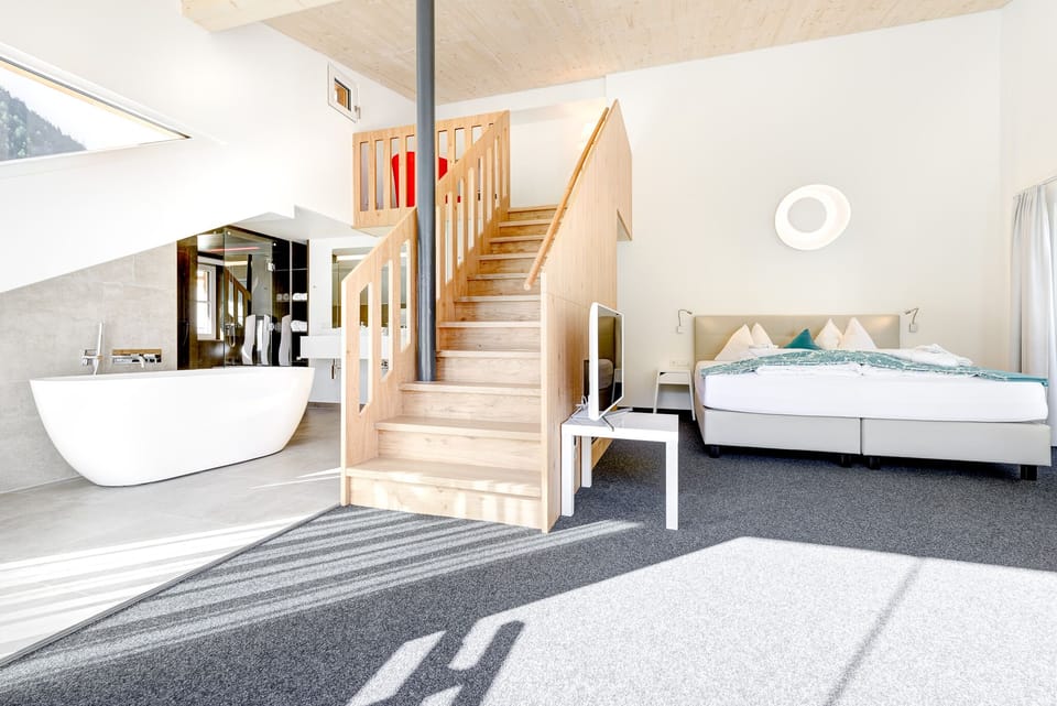 Design Suite | Hypo-allergenic bedding, in-room safe, individually decorated