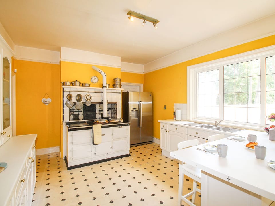 Cottage | Private kitchen | Fridge, dishwasher, electric kettle, toaster