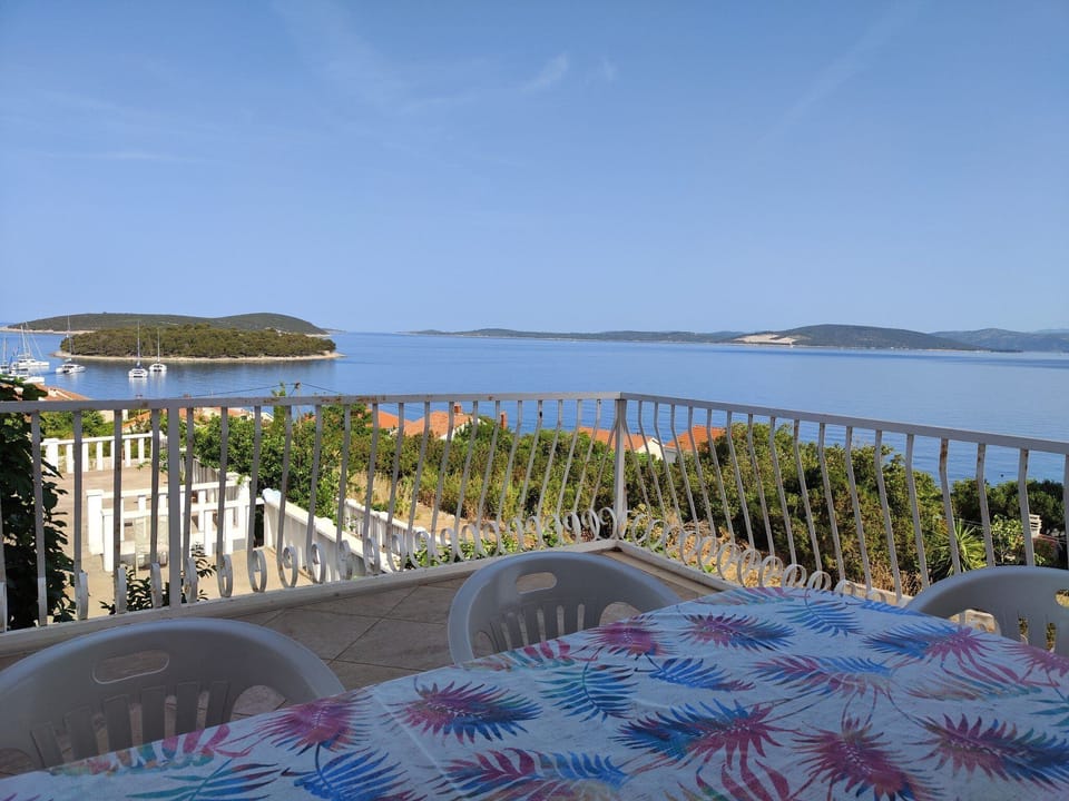 House (Four Bedroom Holiday Home with Terrac) | Terrace/patio