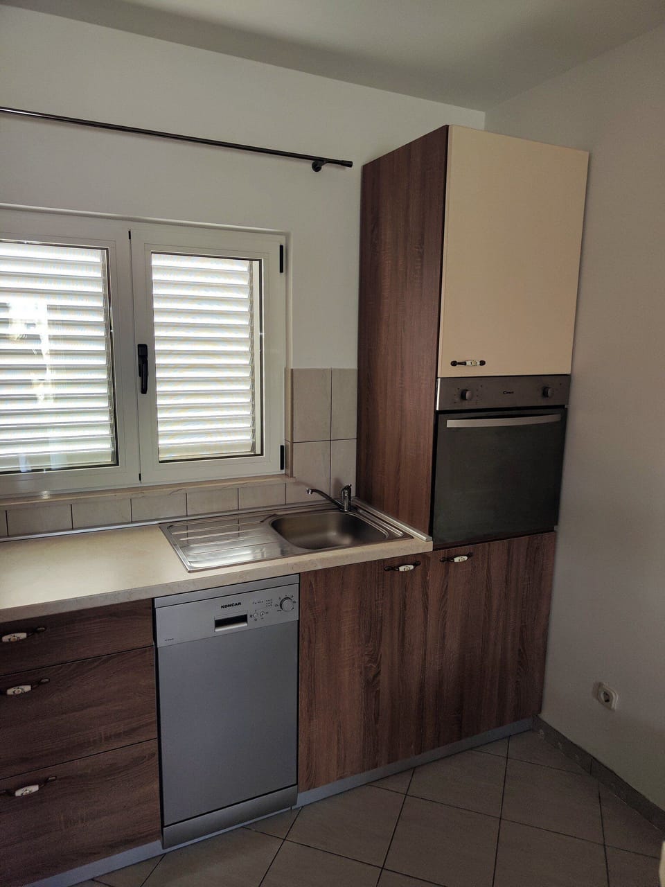 House (Four Bedroom Holiday Home with Terrac) | Private kitchen | Fridge