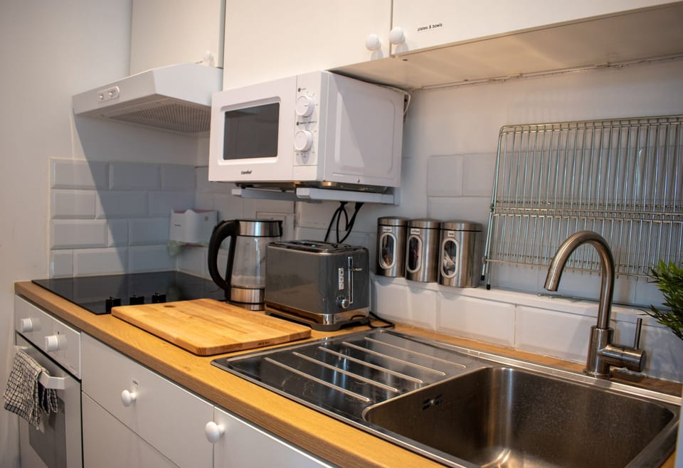 Luxury Apartment, Ensuite (Family Friendly) | Shared kitchen