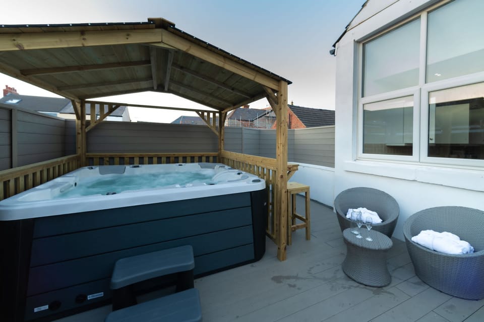 Superior Apartment, Private Bathroom (with Private Hot Tub) | Outdoor spa tub