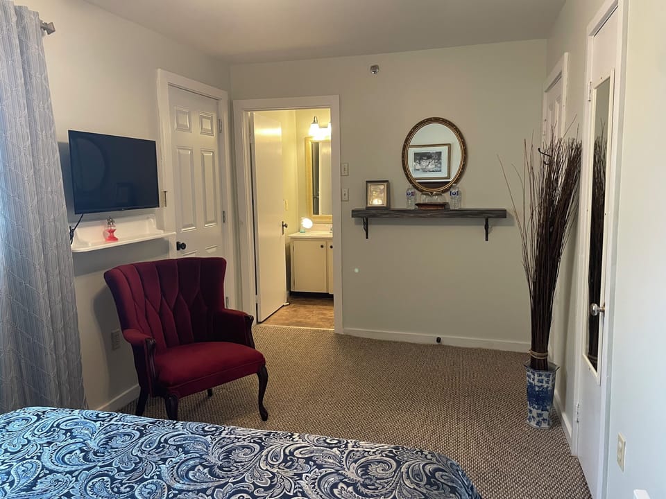 Room 14 McCourt | Individually decorated, individually furnished, laptop workspace