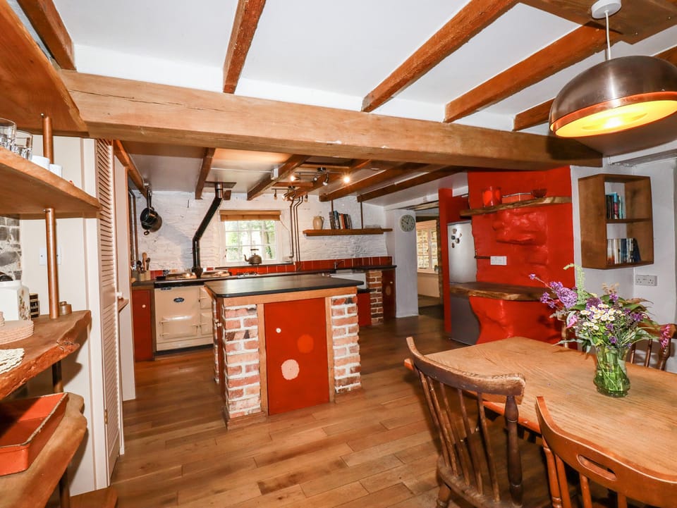 Cottage | Private kitchen | Fridge, electric kettle, toaster, cookware/dishes/utensils