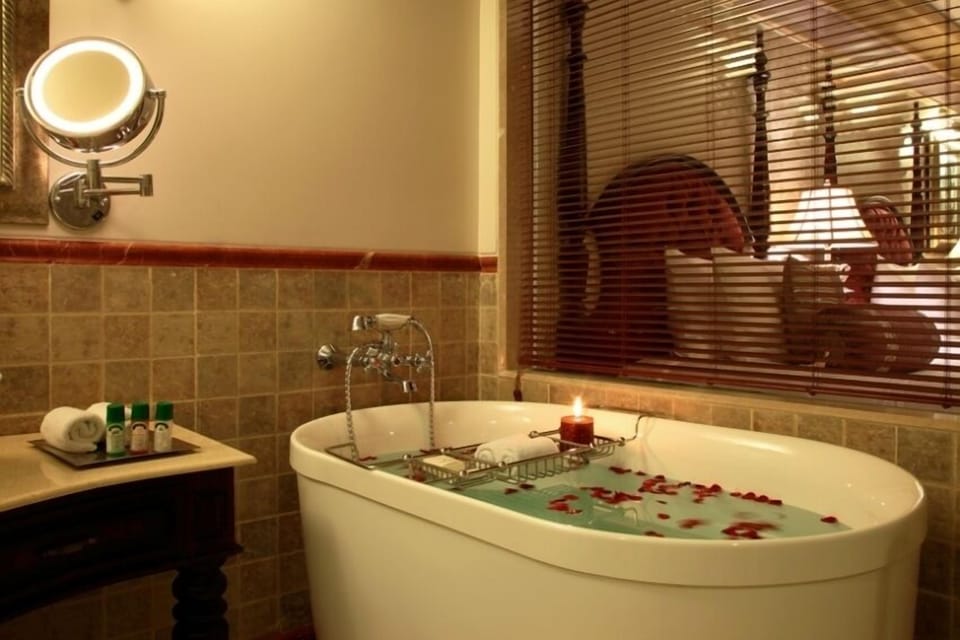 Deep soaking bathtub