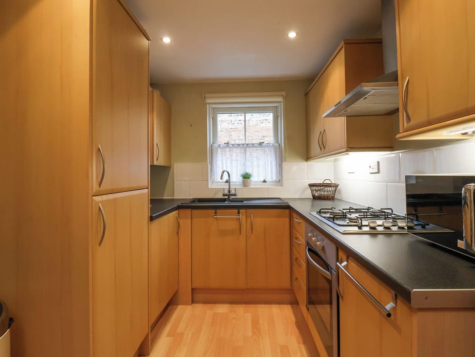 Cottage | Private kitchen | Fridge, electric kettle, toaster, cookware/dishes/utensils