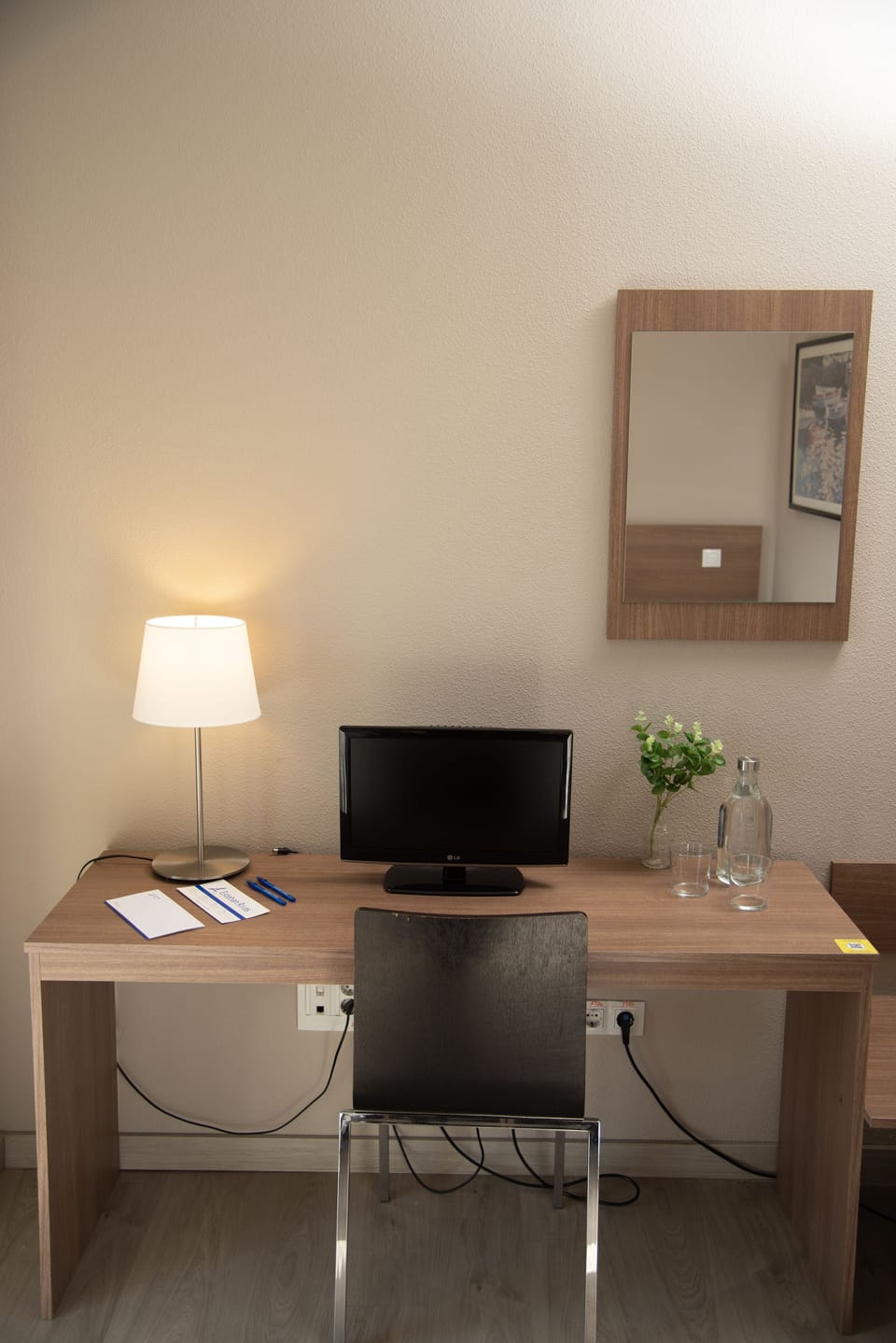 Desk, soundproofing, free WiFi, bed sheets