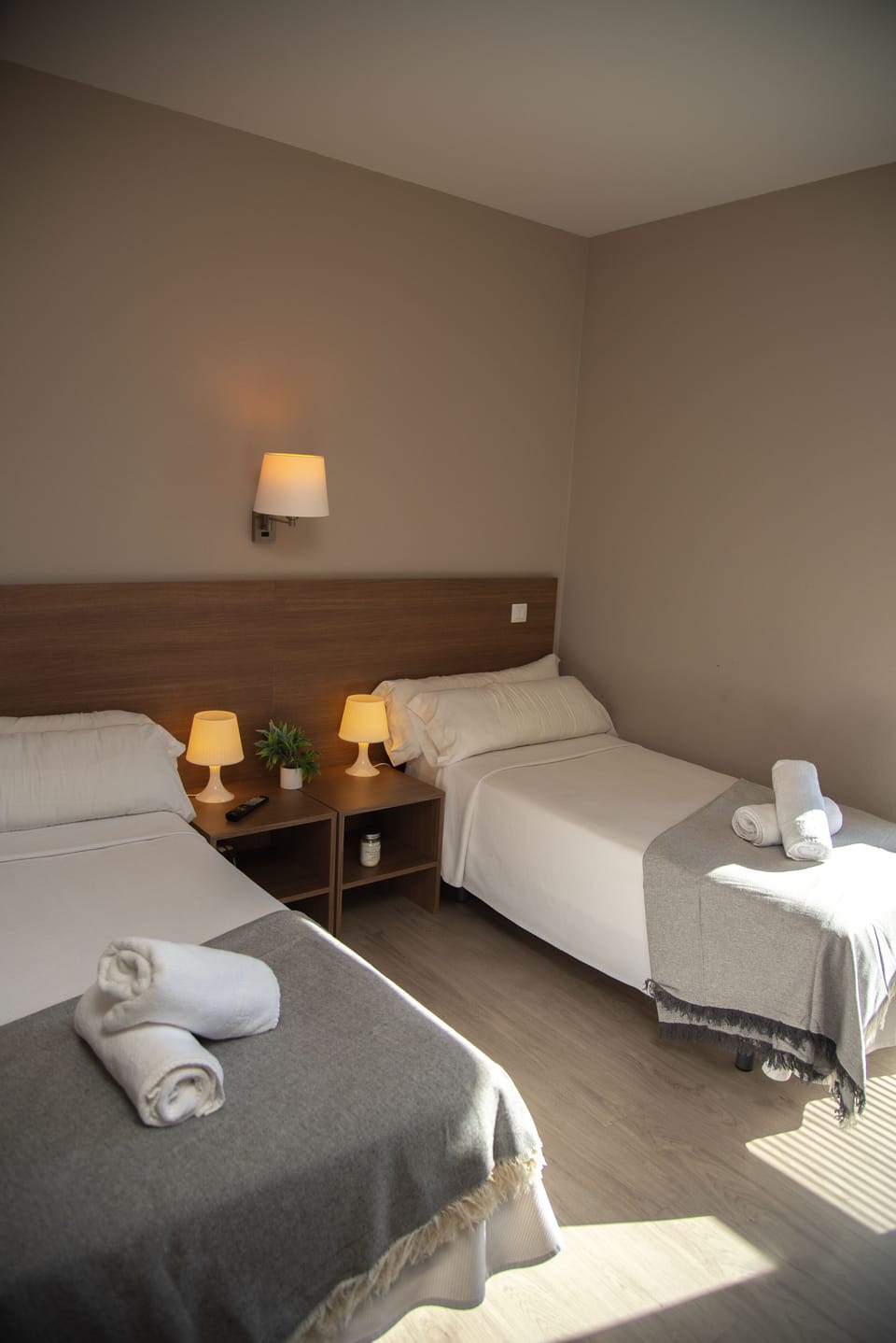 Desk, soundproofing, free WiFi, bed sheets