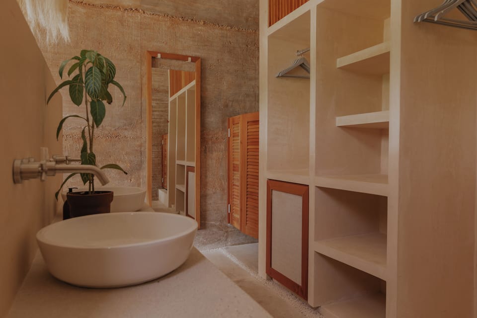 Suite Jabin | Bathroom | Shower, hydromassage showerhead, hair dryer, towels