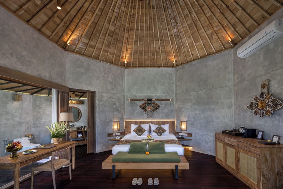 One Bedroom Paddies Pool Villa with 1x Floating Breakfast and with Daily Afternoon Tea | Premium bedding, down comforters, pillowtop beds, minibar