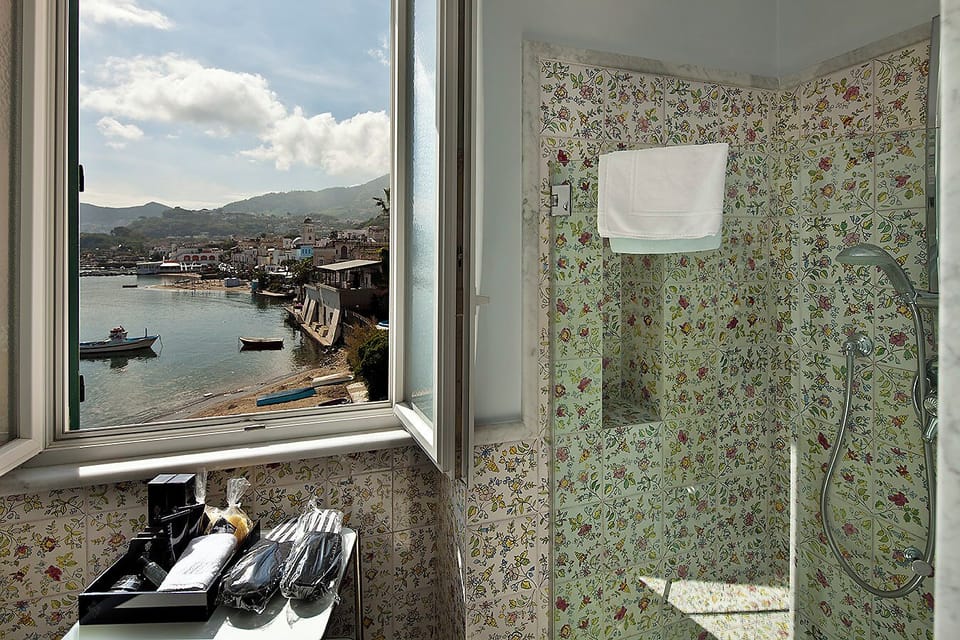 Regina Isabella Suite | Bathroom | Free toiletries, hair dryer, bathrobes, slippers