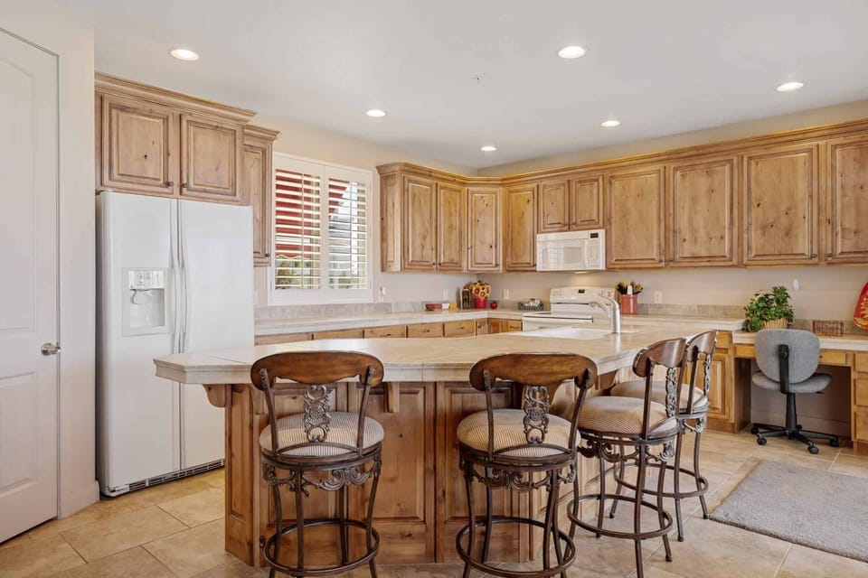 Condo, 3 Bedrooms | Private kitchen | Coffee/tea maker, fridge, oven, toaster