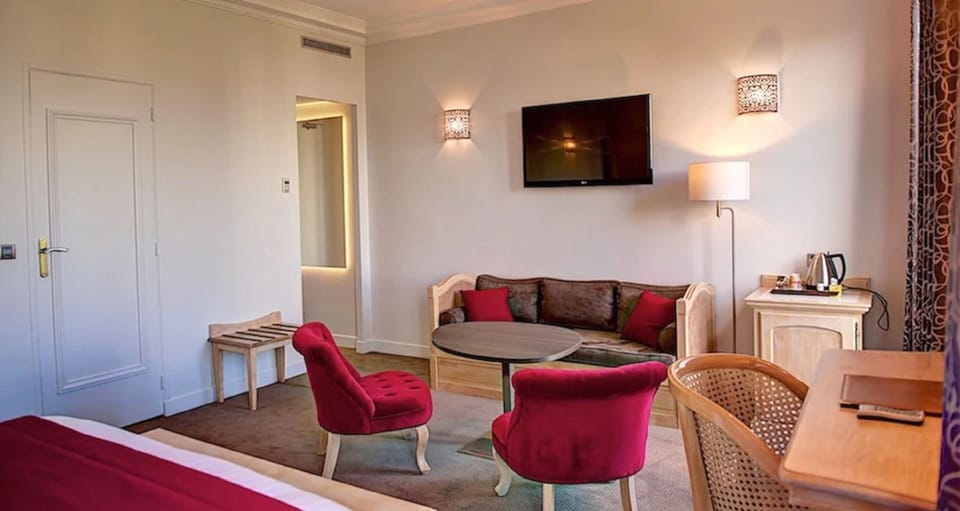 Junior Suite | Premium bedding, in-room safe, desk, blackout drapes