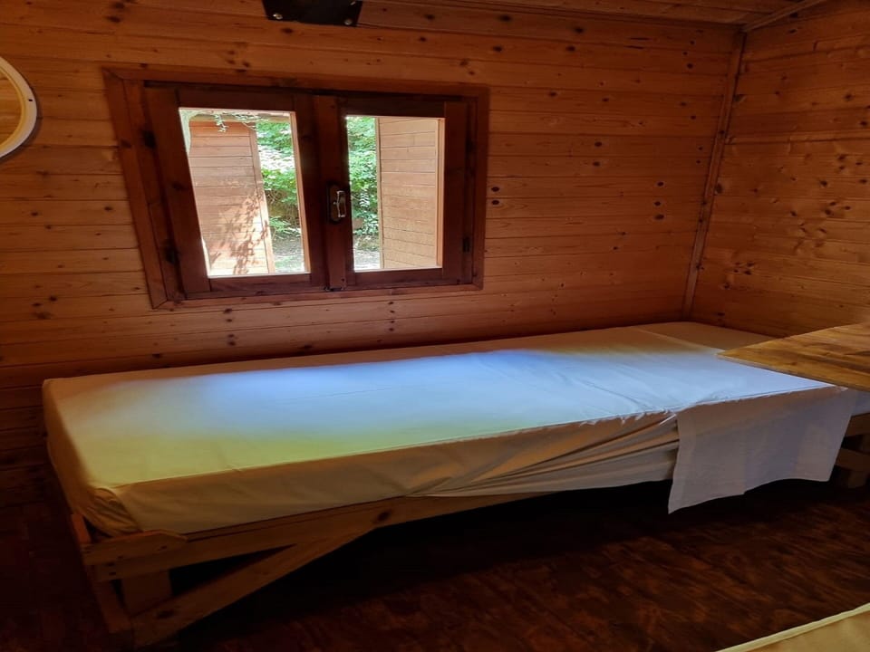 Basic Twin Room, Shared Bathroom | Bed sheets