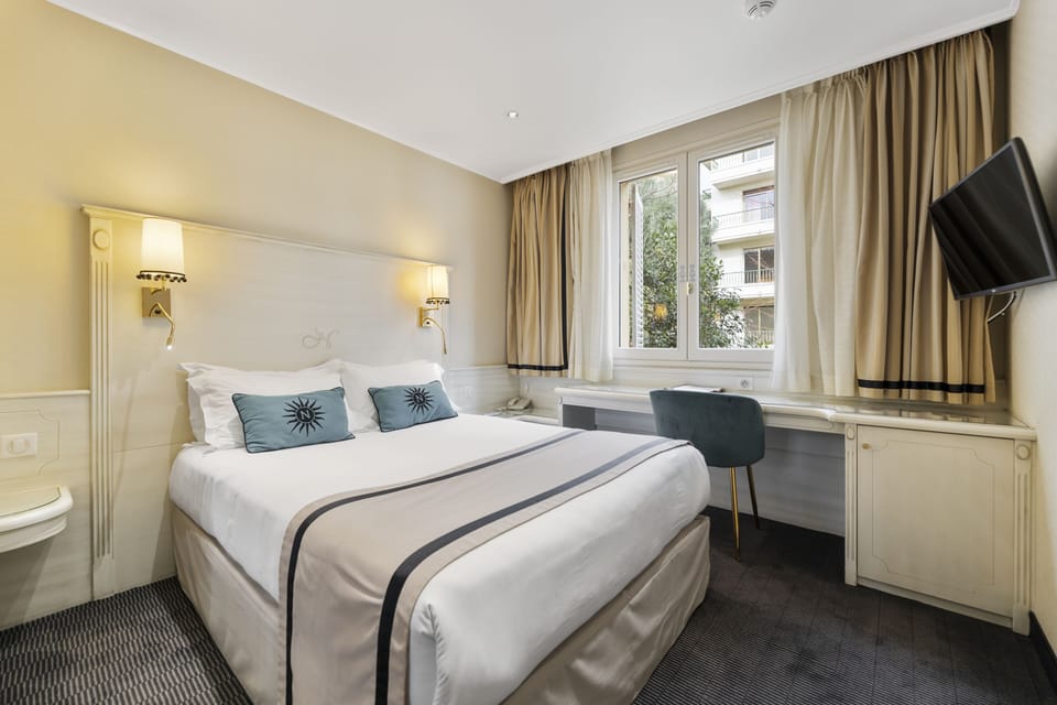 Premium bedding, in-room safe, desk, laptop workspace