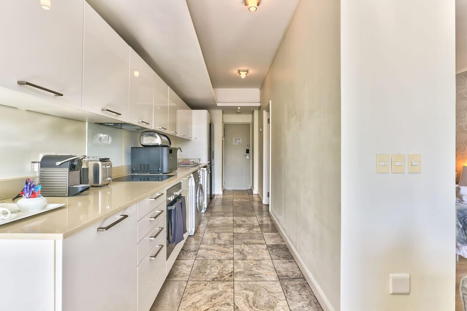Full-size fridge, microwave, oven, stovetop