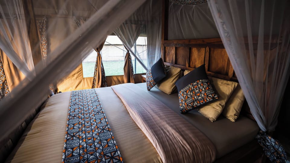 Luxury Tent | In-room safe, bed sheets