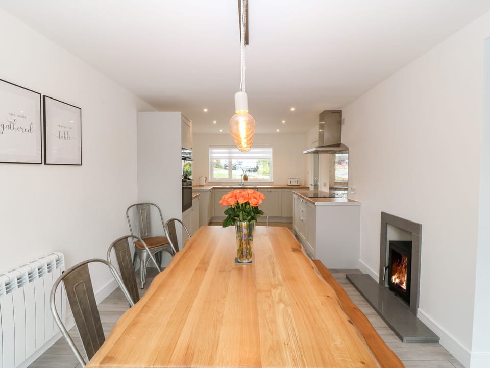 Cottage | Private kitchen | Fridge, dishwasher, electric kettle, toaster