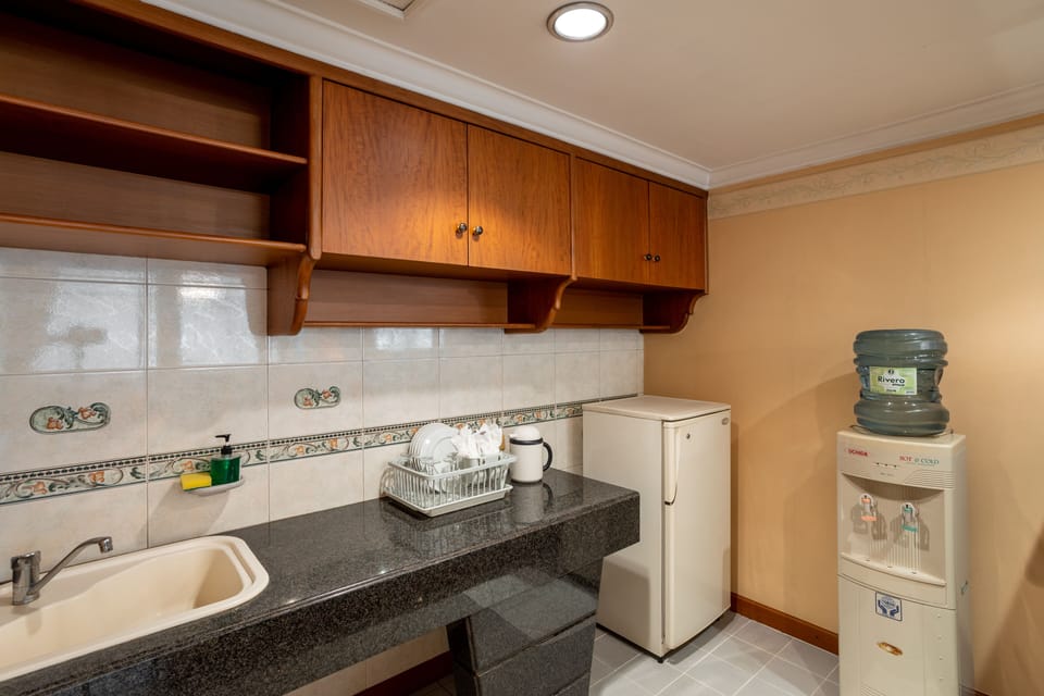 Executive Suite | Desk, free WiFi, bed sheets