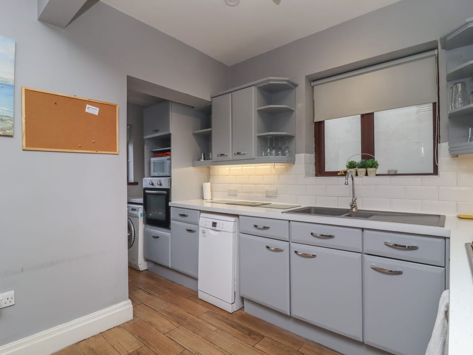 Cottage | Private kitchen | Fridge, dishwasher, electric kettle, toaster