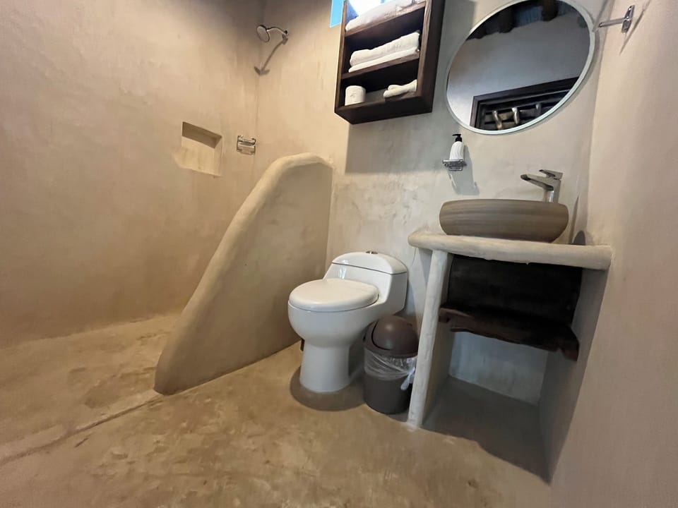 Standard Villa, Lake View | Bathroom | Shower, free toiletries, towels, soap