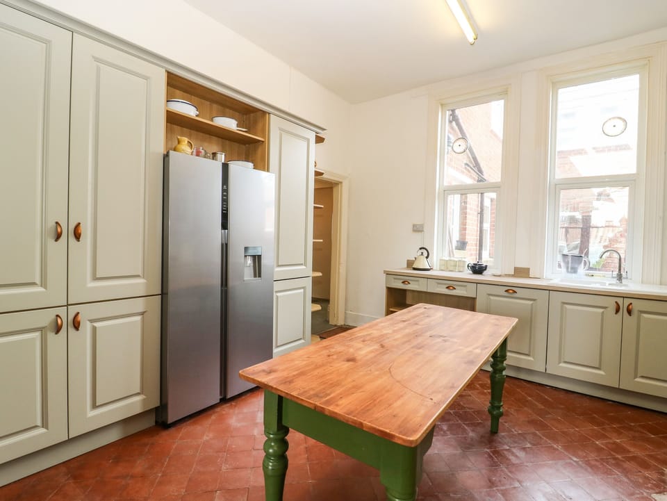 Fridge, cookware/dishes/utensils