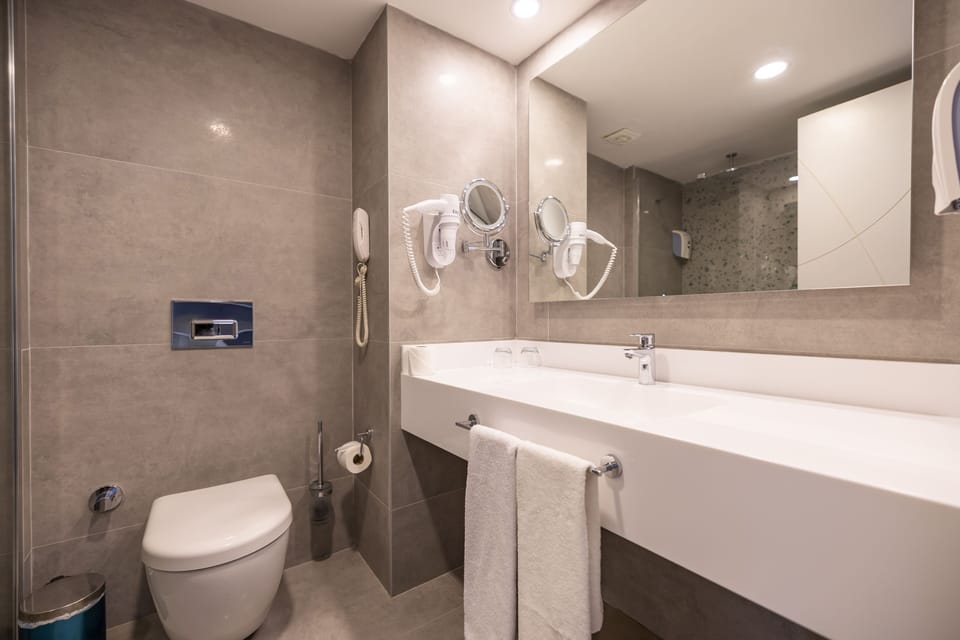 Standard Room, 1 Bedroom, City View | Bathroom | Shower, rainfall showerhead, free toiletries, hair dryer