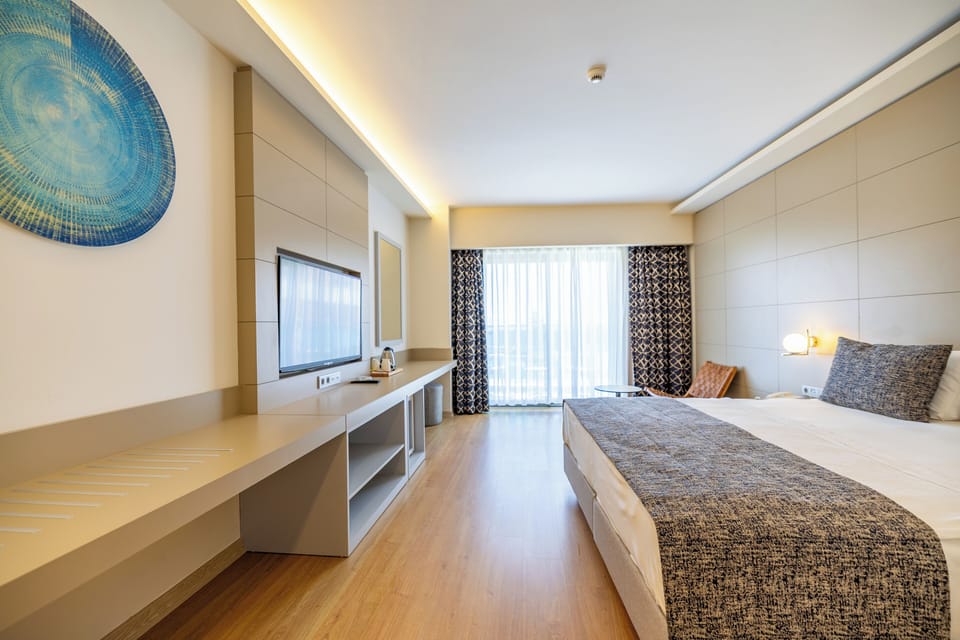 Standard Room, 1 Bedroom, Sea Facing | Minibar, in-room safe, soundproofing, free cribs/infant beds