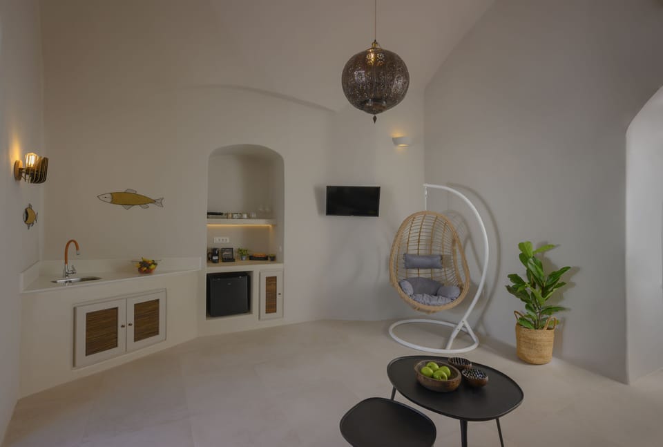 Elements Cave Suites Bed and Breakfast in Santorini