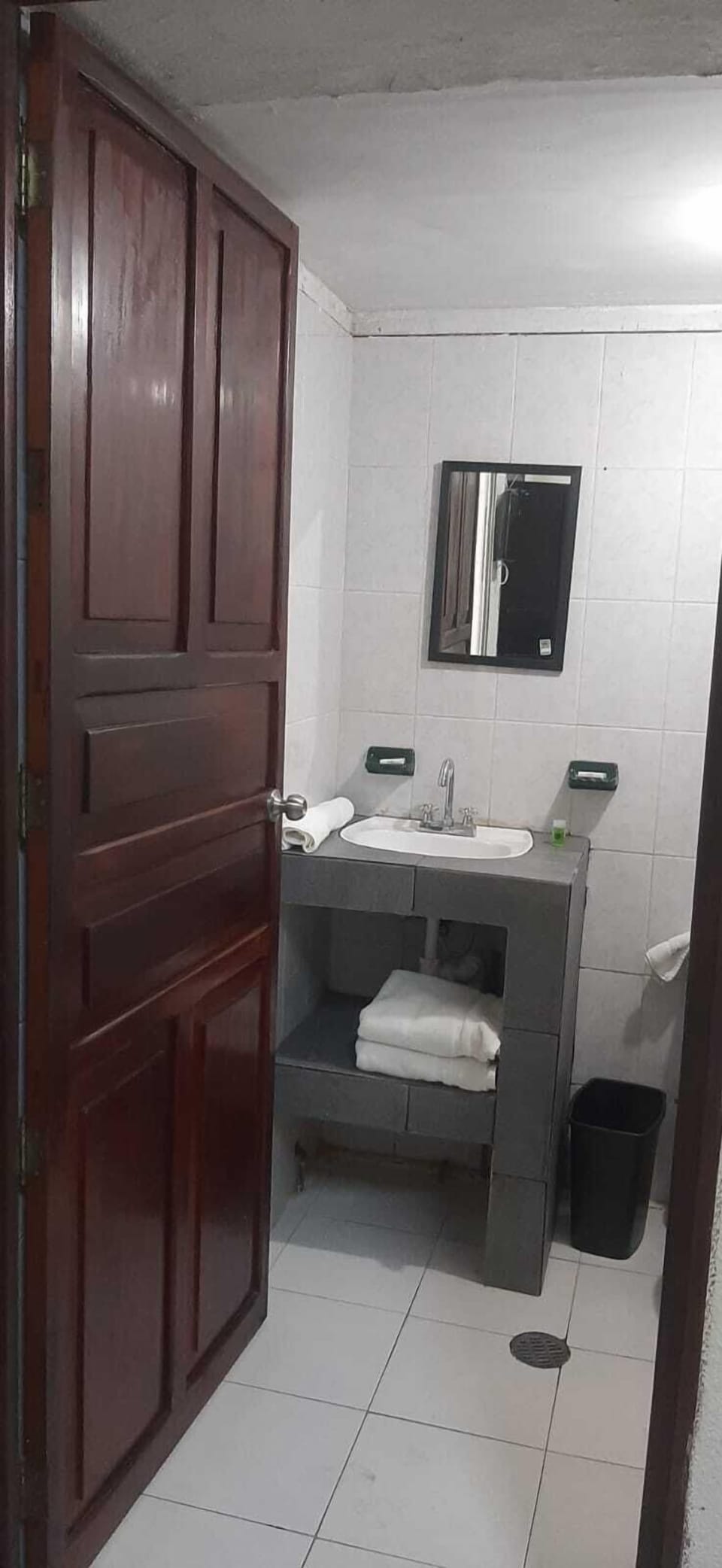 Basic Room | Bathroom