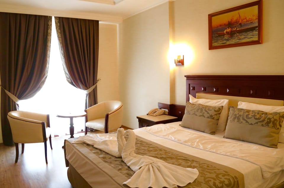 Deluxe Double Room, 1 Double Bed, Sea View, Sea Facing | Premium bedding, minibar, desk, free WiFi