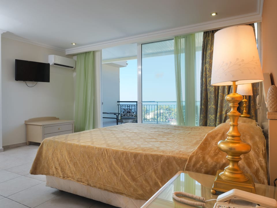 Suite | In-room safe, desk, free WiFi, bed sheets