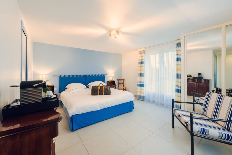 Egyptian cotton sheets, premium bedding, down comforters, pillowtop beds