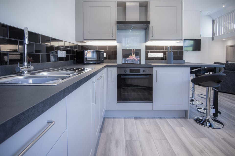 Apartment (2 Bedrooms) | Private kitchen | Fridge, microwave, oven, stovetop
