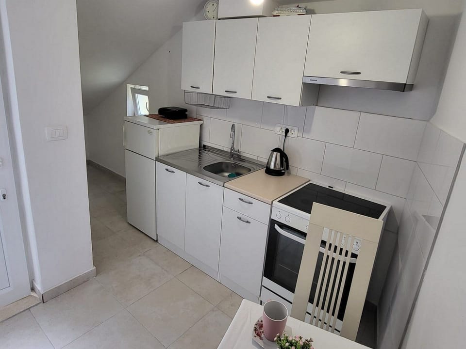 Studio (Studio with Terrace) | Private kitchen | Fridge, dining tables