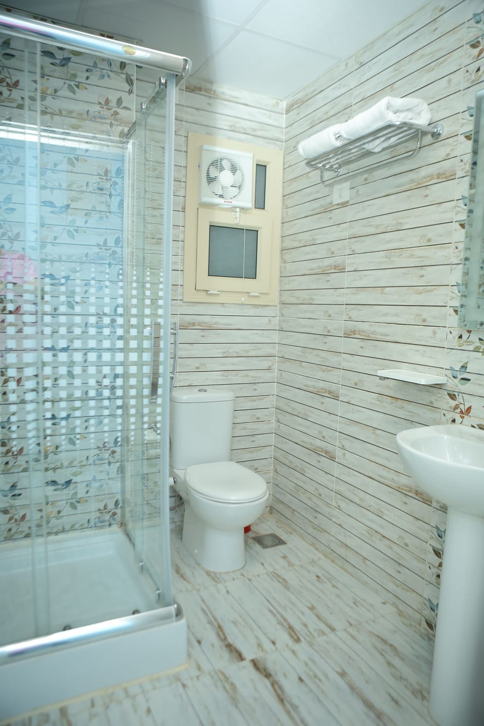 Combined shower/tub, towels, soap, shampoo