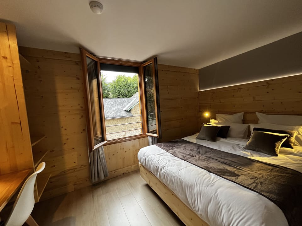 DAKAR - 202 - 9Wagram | Premium bedding, minibar, in-room safe, laptop workspace
