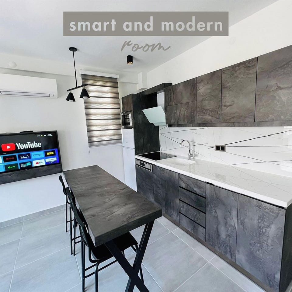Deluxe Studio Suite | Premium bedding, in-room safe, desk, laptop workspace