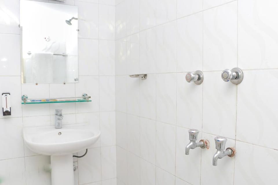 Shower, rainfall showerhead, free toiletries, slippers