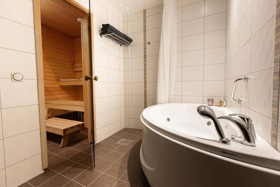 Suite, Sauna | Bathroom | Hair dryer, towels, soap, shampoo