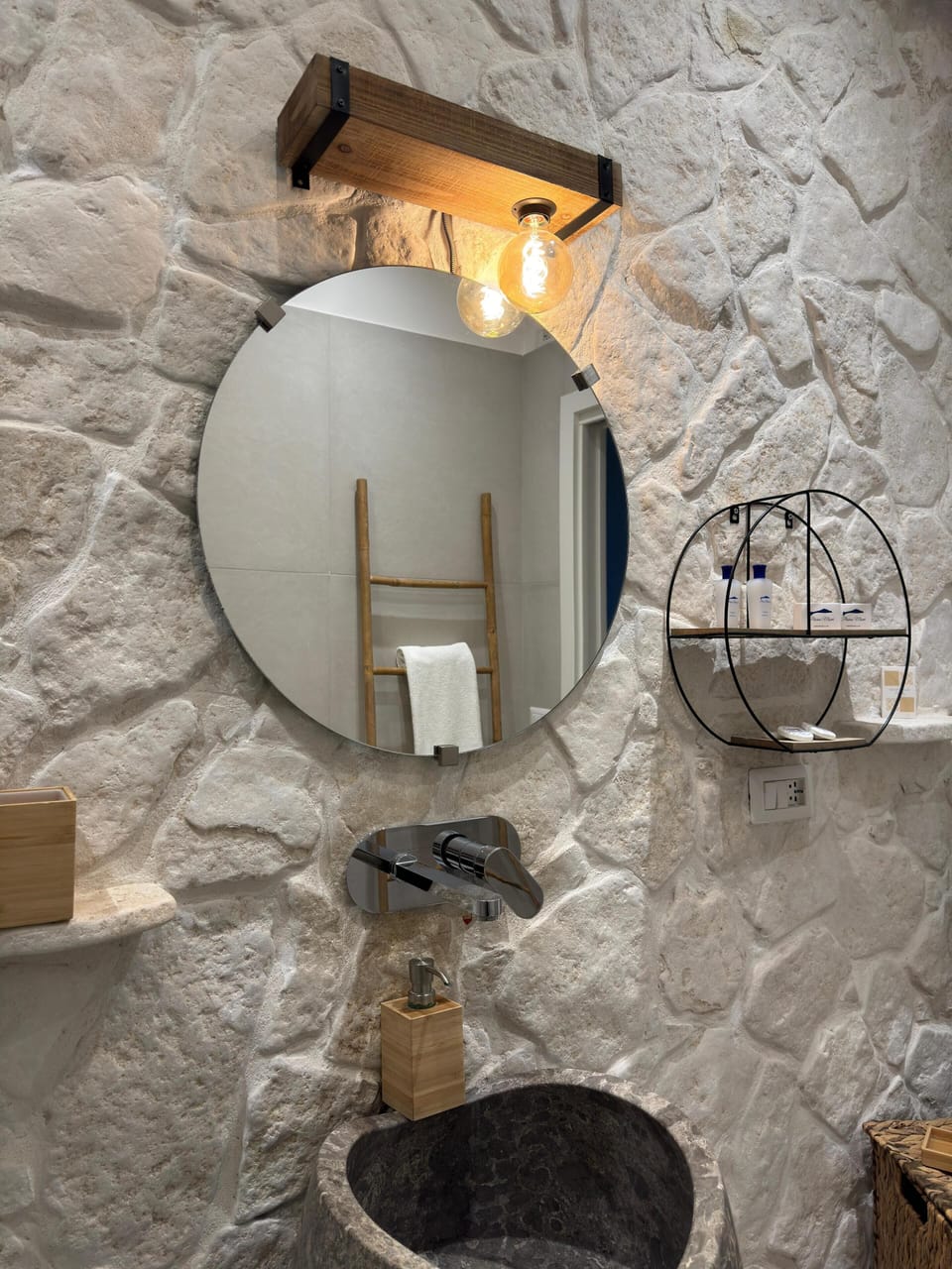 Design Room, 1 Bedroom | Bathroom | Shower, free toiletries, hair dryer, bidet