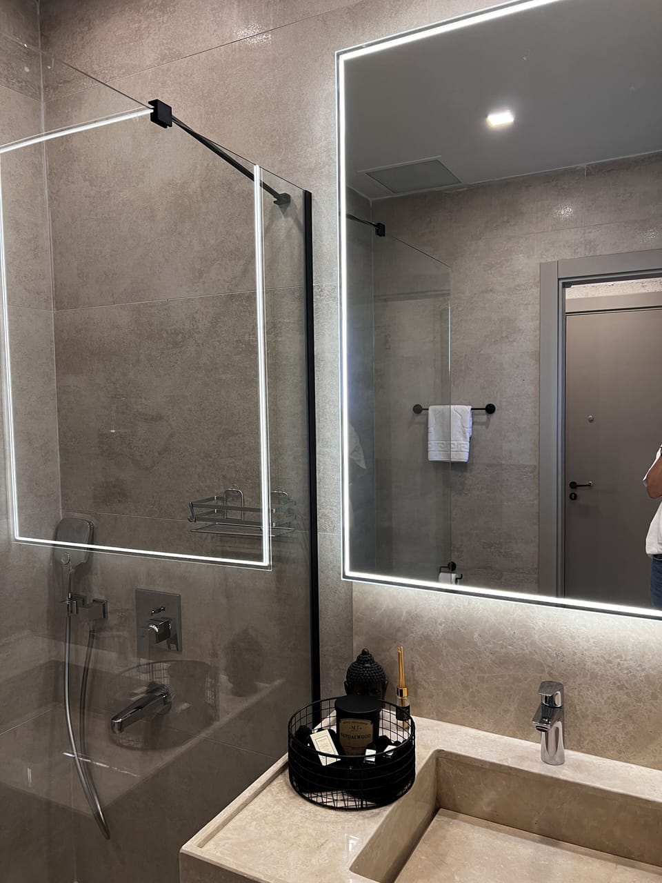 Shower, rainfall showerhead, free toiletries, hair dryer