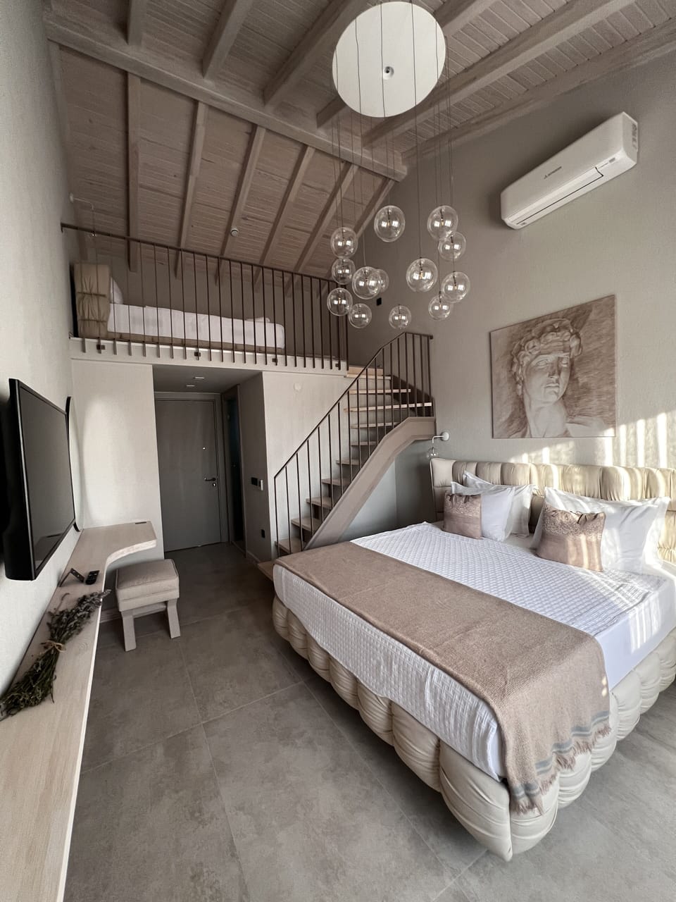 Romantic Room | Egyptian cotton sheets, premium bedding, minibar, desk