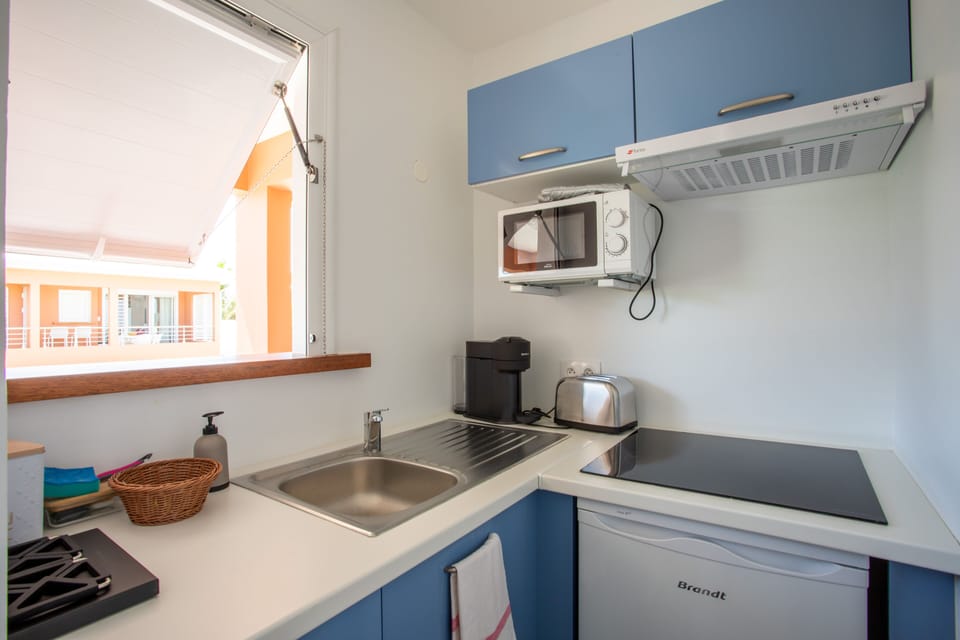 Superior Room, 1 King Bed, Balcony, Pool View | Private kitchen | Full-size fridge, microwave, oven, stovetop