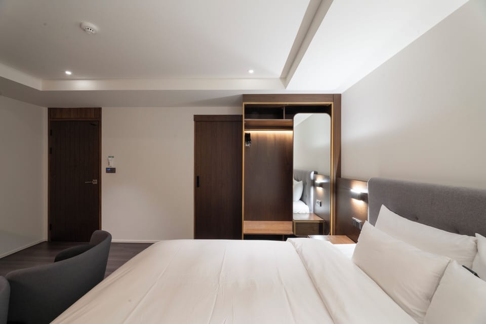 Standard King Room | Laptop workspace, blackout drapes, free WiFi, bed sheets