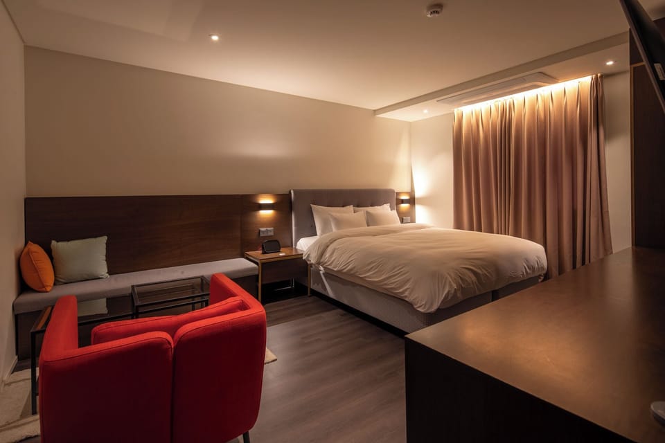 Deluxe Room | Laptop workspace, blackout drapes, WiFi (free), bed sheets